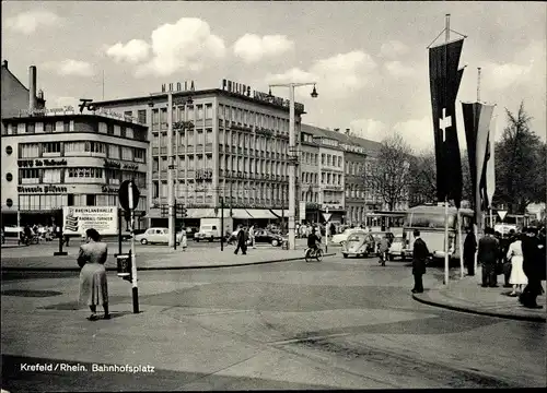 Ak Krefeld am Niederrhein, Bahnhofsplatz, Passanten, Omnibus
