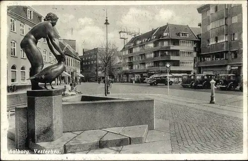 Ak Ålborg Aalborg Dänemark, Vesterbro, Partie am Brunnen