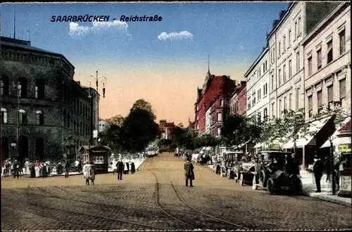 Ak Saarbrücken im Saarland, Reichstraße, Autos, Straßenbahn, Passanten