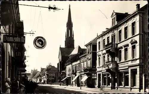 Ak Offenburg im Schwarzwald Ortenaukreis, Rue Principale, Hauptstraße, Geschäft