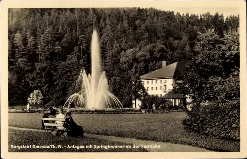 Ak Ilmenau in Thüringen, Anlagen mit Springbrunnen an der Festhalle