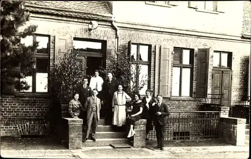 Foto Ak Bornhofen am Rhein, Menschengruppe vor einem Haus, Pfingsten 1925