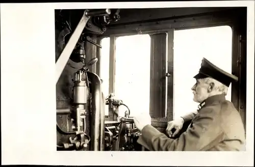 Foto Ak Eisenbahn, Dampflokomotive, Zugführer mit Steuergeräten