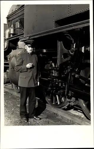 Foto Ak Eisenbahn, Dampflokomotive, Schaffner mit Zigarette