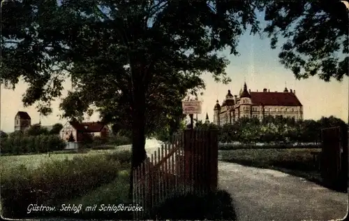 Ak Güstrow in Mecklenburg, Schloss mit Schlossbrücke