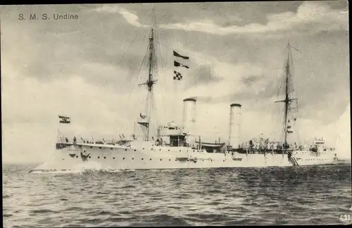Ak Deutsches Kriegsschiff, SMS Undine, kleiner Kreuzer, Kaiserliche Marine, Fahnen