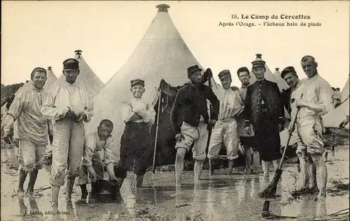 Ak Cercottes Loiret, Le Camp de Cercottes, Apres l'Orage, Facheux bain de pieds, Soldaten