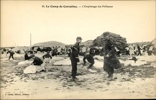 Ak Cercottes Loiret, Le Camp de Cercottes, l'Emplissage des Paillasses