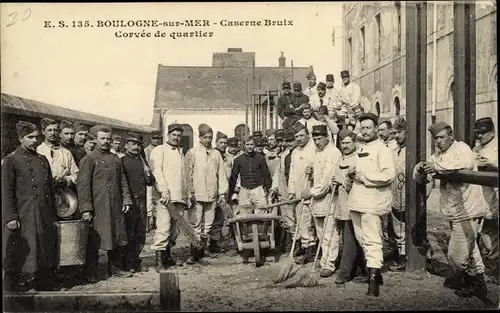 Ak Boulogne sur Mer Pas de Calais, Caserne Bruix, Corvee de quartier, Gruppenfoto