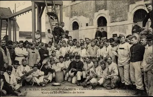 Ak Boulogne sur Mer Pas de Calais, Caserne Bruix, Corvee de Pommes de terre, Gruppenfoto