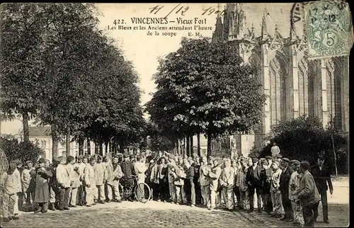 Ak Vincennes Val de Marne, Vieux Fort, Les Bleus et les Anciens attendant l'heure de la soupe