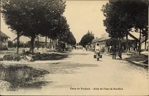 Ak Camp du Ruchard Indre et Loire, Allee du Front de Bandiere