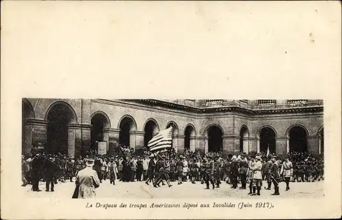 Ak Paris, Le Drapeau des troupes Américaines déposé aux Invalides, Juin 1917