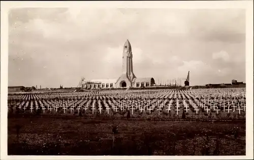 Ak Douaumont Lothringen Meuse, L'Ossauire et le Grand Cimetiere National de Douaumont, Gräber