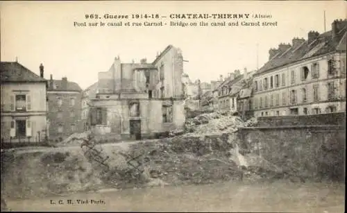 Ak Château Thierry Aisne, Guerre 1914-18, Pont sur le canal et rue Carnot