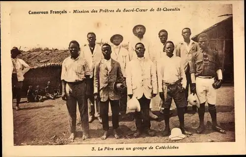 Ak Cameroun Francais, Le pere avec une groupe de Catechisten