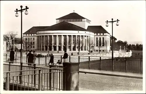 Ak Saarbrücken im Saarland, Straßenpartie mit Stadttheater