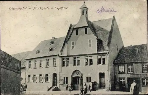 Ak Obermoschel in der Pfalz, Partie auf dem Marktplatz mit Rathaus, Wirtschaft, Brunnen