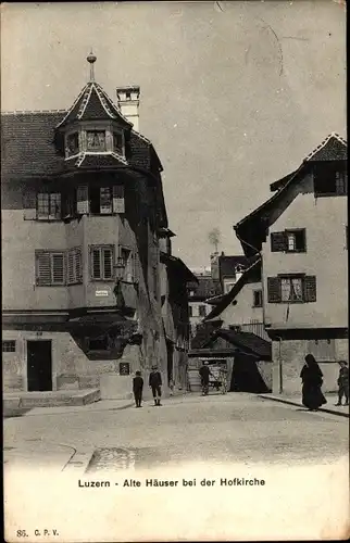 Ak Luzern Schweiz, Alte Häuser bei der Hofkirche, Nonne auf dem Weg, Passanten