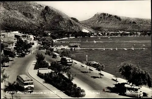 Ak Mallorca Balearische Inseln, Puerto Pollensa, Sicht auf Hafen, Uferstraße, Bus, Felsen