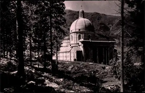 Ak Oropa Biella Piemonte, Nuova Chiesa, Kuppelturm, Gebäude, Sicht aus Wald