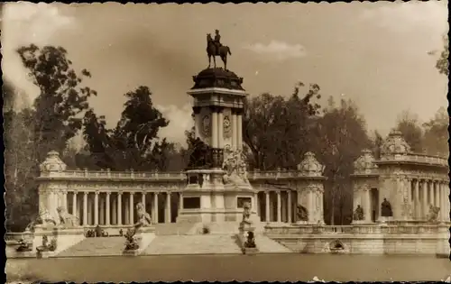 Ak Madrid Spanien, Monuments a Alfonso XII en el Retiro, Denkmal, Reiter, Säulengang