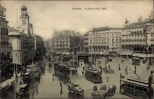 Ak Madrid Spanien, Puerta del Sol, Straßenbahnen, Platz, Kirchturm, Fahrzeuge