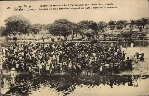 Ak Congo Belge DR Kongo Zaire, Indigènes se rendant à bord d'un Steamer pour vendre leurs produits