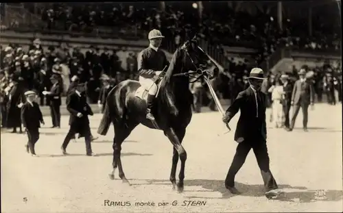 Ak Pferderennsport, Ramus monté par G. Stern, Rennpferd mit Jockey