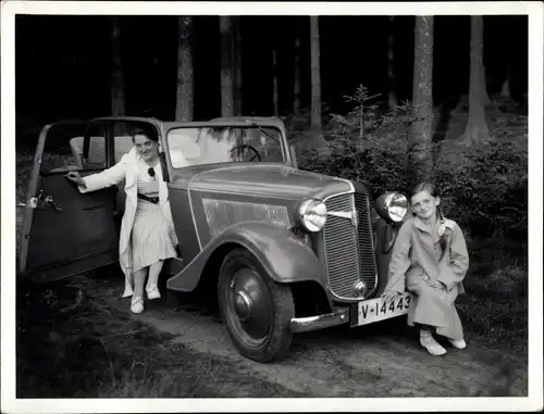 Foto Frau mit Tochter im Auto, Autokennzeichen V 14443