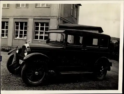 Foto Auto, Im Hintergrund ein Gebäude