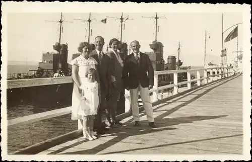 Foto Ak Seebad Binz auf Rügen, Familie, Promenade, Im Hintergrund Torpedoboot