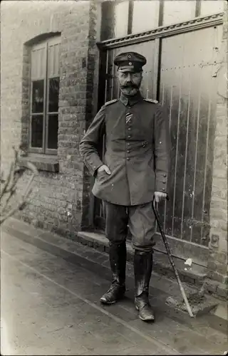 Foto Ak Deutscher Soldat in Uniform, Gehstock, Portrait