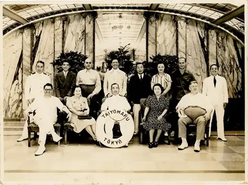 Foto Die Reisegesellschaft auf dem Taiyo Maru, In der Mitte Kapitän