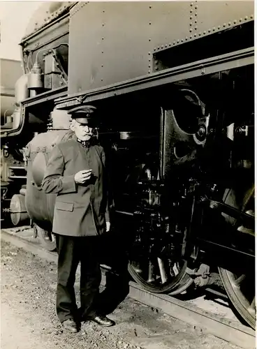 Foto Eisenbahn, Dampflokomotive, Schaffner mit Zigarette