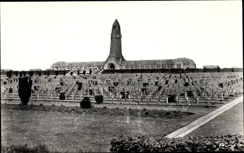 Ak Douaumont Lothringen Meuse, Les Champs de Bataille de Verdun, Ossuaire et Cimetiere Militaire