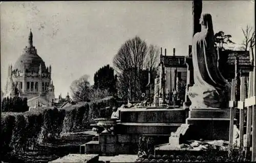 Ak Lisieux Calvados, Au cimetiere, Monument Ste-Therese et la Basilique
