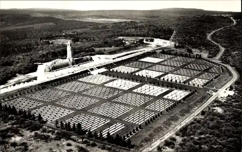 Ak Douaumont Lothringen Meuse, Vue aerienne, L'Ossuaire