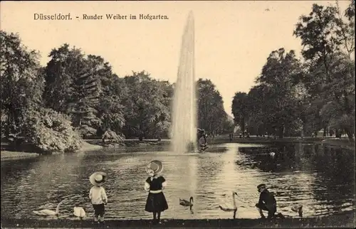 Ak Düsseldorf am Rhein, Runder Weiher im Hofgarten, Schwäne, Kinder