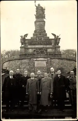 Foto Ak Rüdesheim am Rhein, Niederwald Nationaldenkmal, Männergruppe