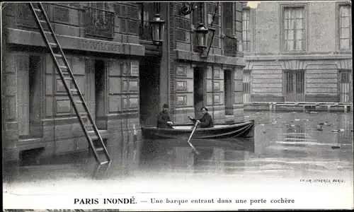 Ak Paris Inondé, Une barque entrant dans une porte cochere