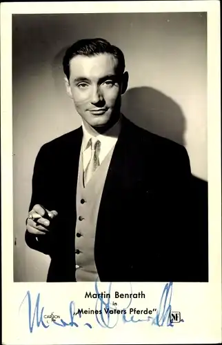 Ak Schauspieler Martin Benrath, Portrait mit Zigarette, Meines Vaters Pferde