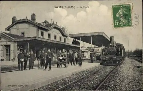 Ak Gretz Seine et Marne, La Gare, Bahnhof Gleisseite, Eisenbahn