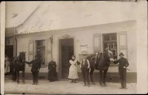 Foto Ak Geschäftshaus, Reklame Maggi, Anwohner, Pferde