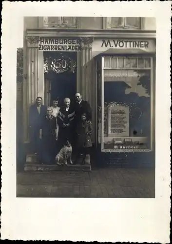 Foto Ak Hamburg, Hamburger Zigarrenladen M. Vöttiner, Schaufenster, 50. Jubiläum, Familie, Hund
