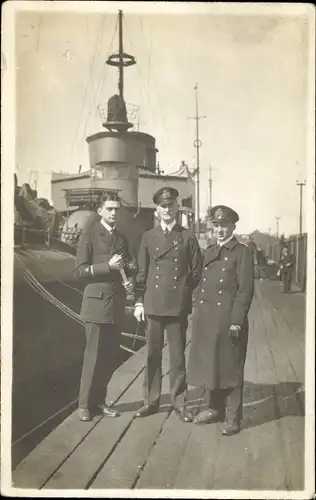 Foto Ak Deutsches Kriegsschiff, Torpedoboot V 28, Marineoffiziere in Uniform