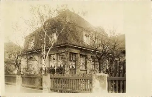 Foto Ak Gröba Riesa an der Elbe Sachen, Wohnhaus, Zaun