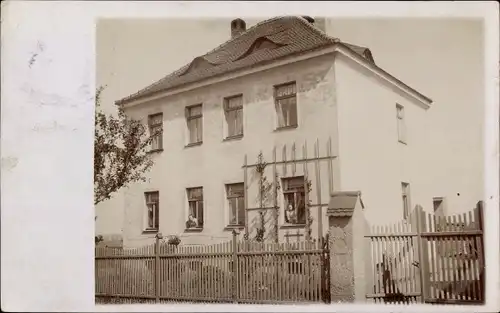 Foto Ak Groß Dölzig Schkeuditz in Sachsen, Wohnhaus, Zaun