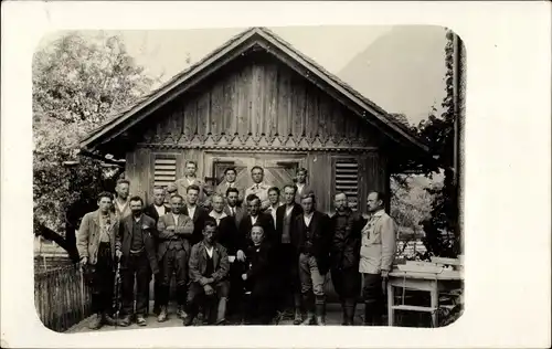 Foto Ak Zizenhausen Stockach im Hegau, Holz-Häuschen, Gruppenbild, Männer