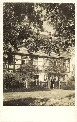 Foto Ak Jahna Ostrau in Sachsen, Haus Große, Wohnhaus, Bewohner, Zaun, Bäume